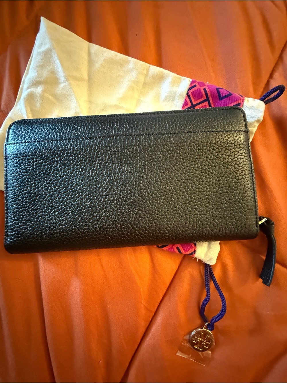 Tory Burch Black Pebbled Leather Zip-Around Wallet with Gold Logo Charm - Picture 2 of 5